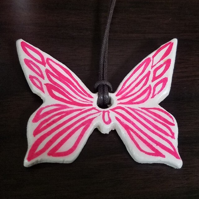 No.729 白地にピンクの蝶々型ネックレス　長さ調節可、エモい、陶器風、高見え レディースのアクセサリー(ネックレス)の商品写真