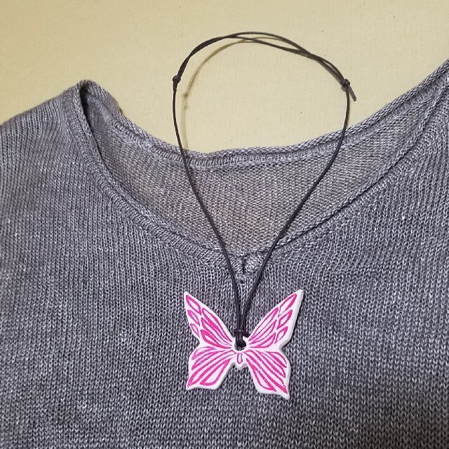 No.729 白地にピンクの蝶々型ネックレス　長さ調節可、エモい、陶器風、高見え レディースのアクセサリー(ネックレス)の商品写真
