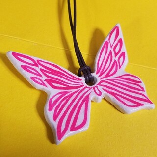 No.729 白地にピンクの蝶々型ネックレス　長さ調節可、エモい、陶器風、高見え(ネックレス)