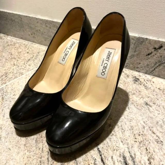 〈JIMMYCHOO ジミーチュウ〉エナメルパンプス　ブラックシャネル