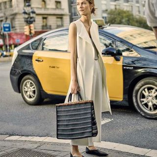 ザラ(ZARA)のzara 大人気 ジレ ホワイト サイドスリット xs(ロングコート)