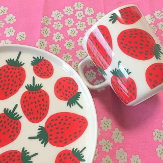 マリメッコ(marimekko)の♡マリメッコ マンシッカ プレート マグカップ いちご 完売品 北欧 食器 新品(食器)