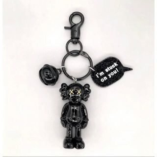 【新品】可愛い　kaws キーホルダー　ストラップ　黒  即日発送(キーホルダー)