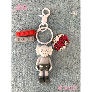 【新品】可愛い　kaws モチーフ キーホルダー　ストラップ　白  即日発送(キーホルダー)