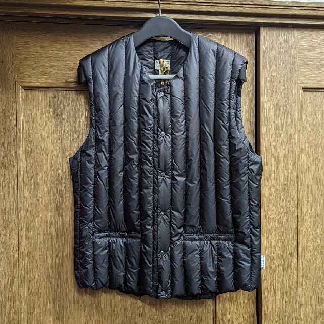 Rocky Mountain Featherbed(ロッキーマウンテンフェザーベッド)のRocky Mountain six month VEST サイズ46 ブラック メンズのジャケット/アウター(ダウンベスト)の商品写真