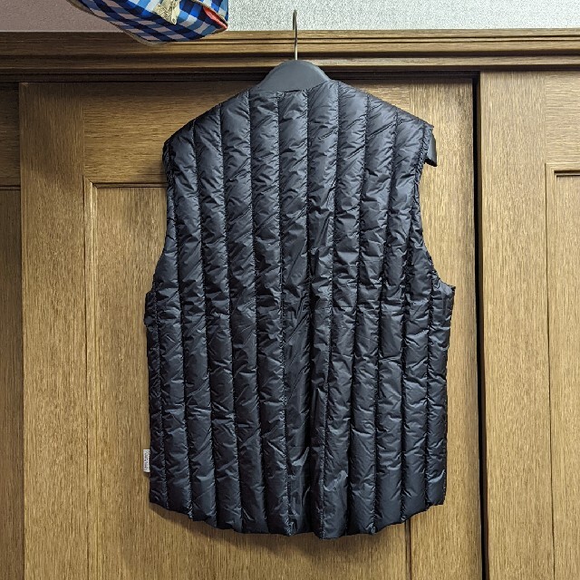 Rocky Mountain Featherbed(ロッキーマウンテンフェザーベッド)のRocky Mountain six month VEST サイズ46 ブラック メンズのジャケット/アウター(ダウンベスト)の商品写真