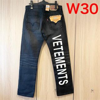 オフホワイト(OFF-WHITE)のVETEMENTS デニム Levi’s 501ヴェトモン 30 黒 ロゴ  (デニム/ジーンズ)