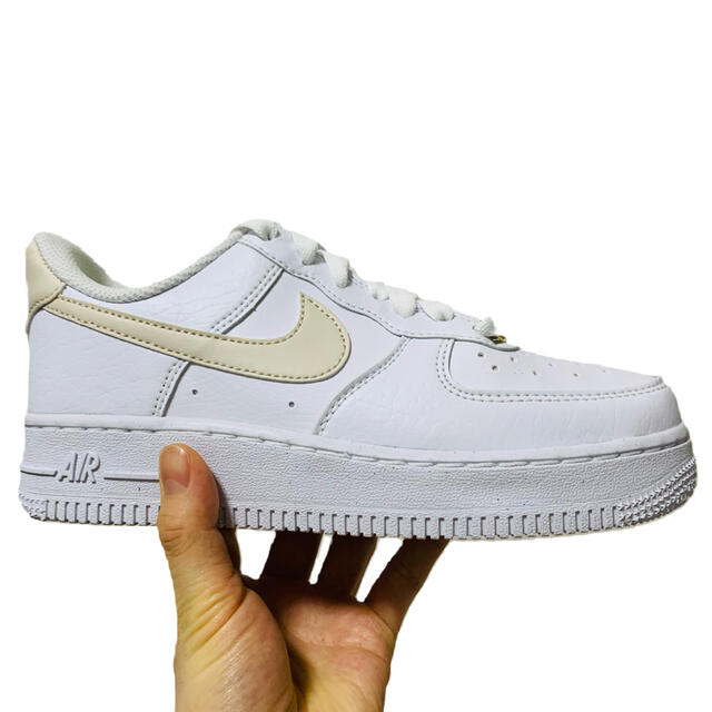 NIKE(ナイキ)のNIKE AirForce ナイキ　エアフォース1 07 ベージュ　25cm レディースの靴/シューズ(スニーカー)の商品写真