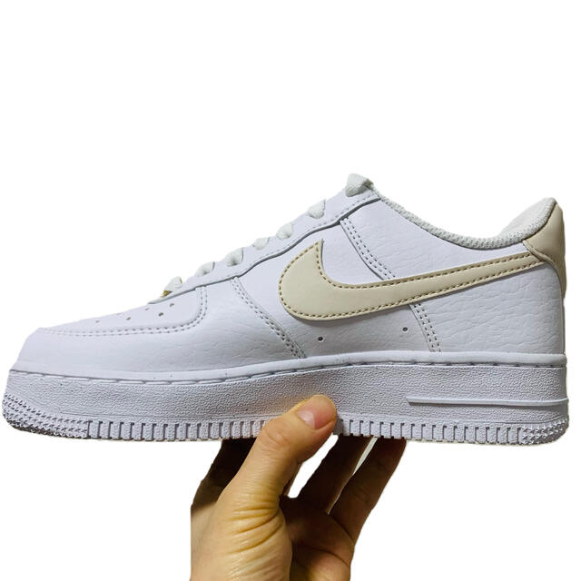 NIKE(ナイキ)のNIKE AirForce ナイキ　エアフォース1 07 ベージュ　25cm レディースの靴/シューズ(スニーカー)の商品写真