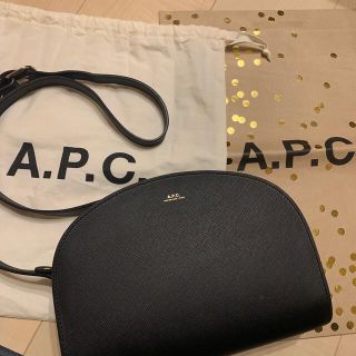 アーペーセー(A.P.C)のA.P.C.ハーフムーンショルダーエンボス加工(ショルダーバッグ)