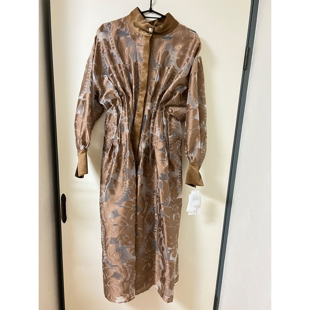 Ameri VINTAGE(アメリヴィンテージ)のUND SHEER JACQUARD TUCK DRESS  Sサイズ ブラウン レディースのワンピース(ロングワンピース/マキシワンピース)の商品写真