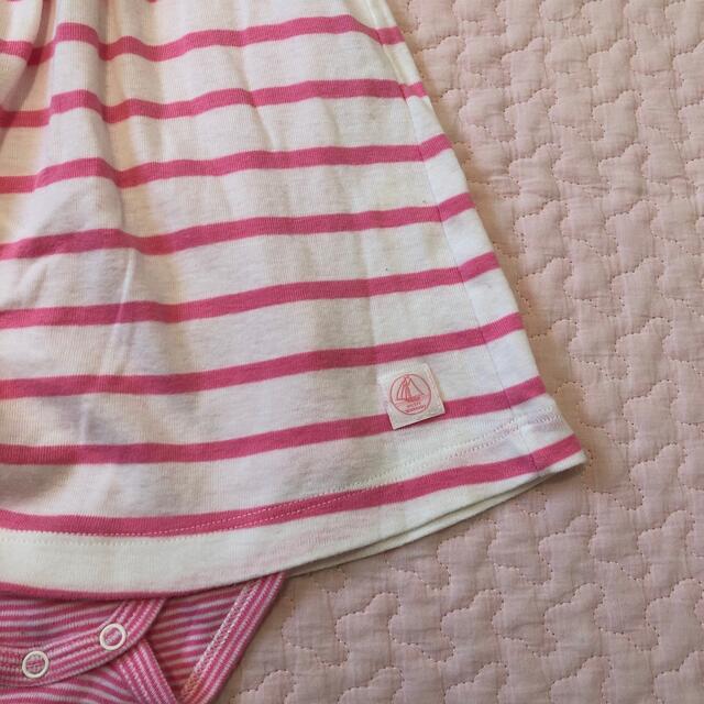 PETIT BATEAU(プチバトー)のプチバトーPETITBATEAU ボーダー柄ロンパース 2枚セット双子 キッズ/ベビー/マタニティのベビー服(~85cm)(ロンパース)の商品写真