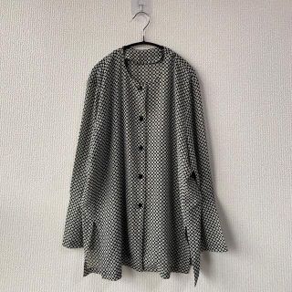 アメリヴィンテージ(Ameri VINTAGE)の古着 総柄 白黒 ブラックホワイト ボタンブラウス(シャツ/ブラウス(長袖/七分))