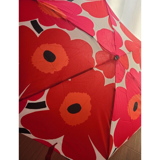 marimekko(マリメッコ)のmarimekko 折り畳み傘 マリメッコ 折りたたみ傘 白×赤 ウニッコ レディースのファッション小物(傘)の商品写真