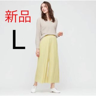 ユニクロ(UNIQLO)の新品　ユニクロ　シフォンプリーツスカートパンツ　42Yellow  Lサイズ(ロングスカート)