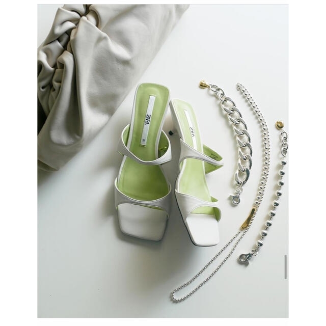 ZARA(ザラ)の新品ZARA白ホワイト ザラ フラットヒールサンダル完売サイズ36 レディースの靴/シューズ(サンダル)の商品写真