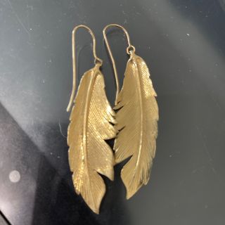 「アパルトモン MANON VON GERKAN フェザー ピアス」に近い商品