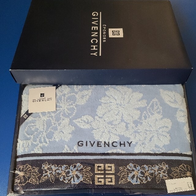 GIVENCHY(ジバンシィ)のGIVENCHY ジバンシー ジャガード織　バスタオル インテリア/住まい/日用品の日用品/生活雑貨/旅行(タオル/バス用品)の商品写真