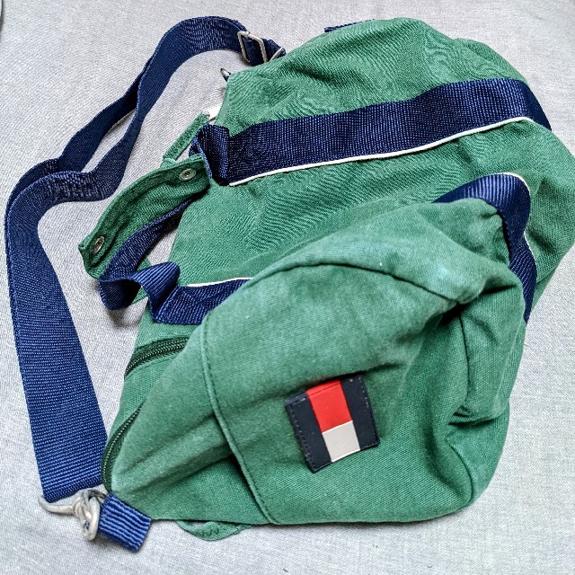 TOMMY HILFIGER(トミーヒルフィガー)のグリーン TOMMY トミーヒルフィガー バッグ メンズのバッグ(ドラムバッグ)の商品写真