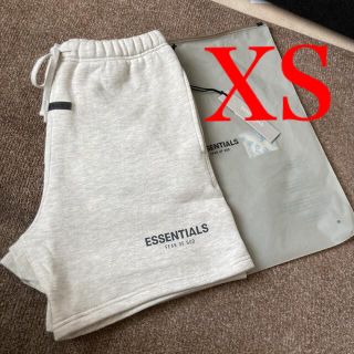 フィアオブゴッド(FEAR OF GOD)のfog essentials オフホワイト ショートパンツ XS 新品未使用(ショートパンツ)