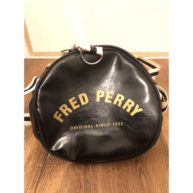 FRED PERRY(フレッドペリー)のFRED PERRY フレッドペリー バレルバック ボストンバッグ ブラック メンズのバッグ(ボストンバッグ)の商品写真