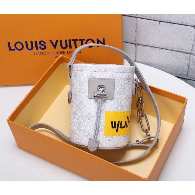 激レア　LOUIS VUITTON M44631 チョーク・ナノバッグ