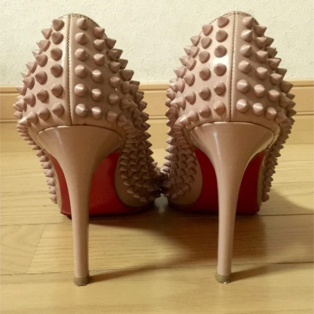 Christian Louboutin(クリスチャンルブタン)のルブタン スパイクパンプス ヌード 37ハーフ レディースの靴/シューズ(ハイヒール/パンプス)の商品写真