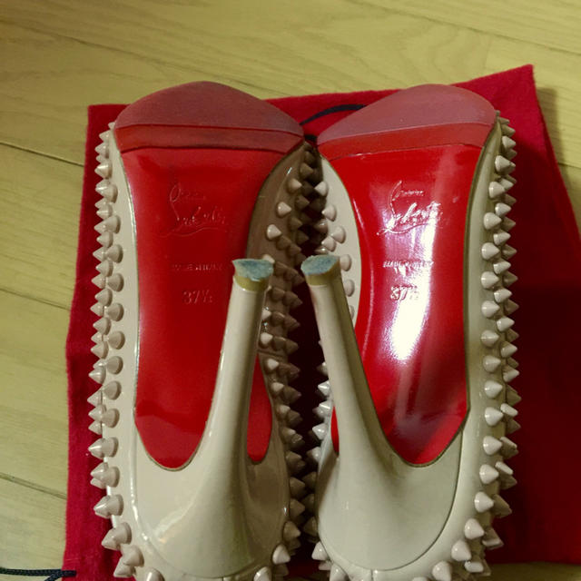 Christian Louboutin(クリスチャンルブタン)のルブタン スパイクパンプス ヌード 37ハーフ レディースの靴/シューズ(ハイヒール/パンプス)の商品写真