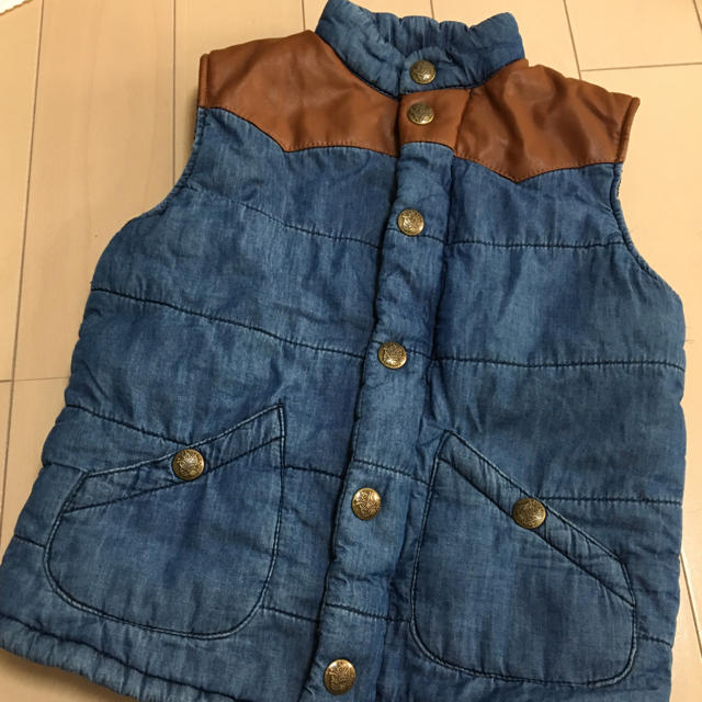 しまむら(シマムラ)のデニムカラーダウンベスト☆未使用品☆ キッズ/ベビー/マタニティのキッズ服男の子用(90cm~)(その他)の商品写真