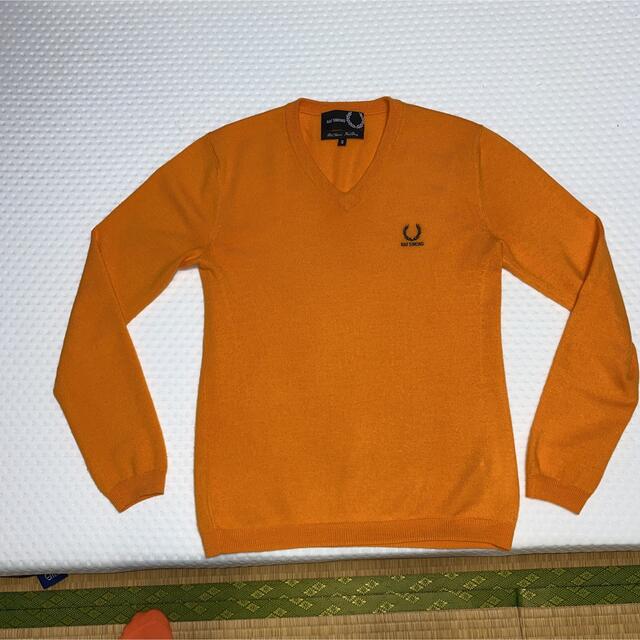 FRED PERRY(フレッドペリー)のRAF SIMONS. FRED PERRYコラボセーターオレンジ日本サイズM メンズのトップス(ニット/セーター)の商品写真