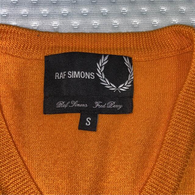 FRED PERRY(フレッドペリー)のRAF SIMONS. FRED PERRYコラボセーターオレンジ日本サイズM メンズのトップス(ニット/セーター)の商品写真