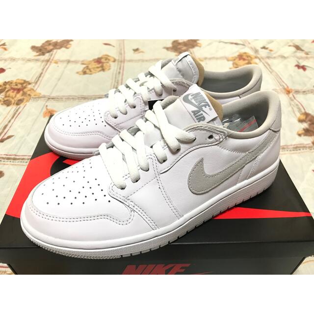 NIKE(ナイキ)のNIKE WMNS AIR JORDAN 1 LOW OG GREY 25.5 メンズの靴/シューズ(スニーカー)の商品写真