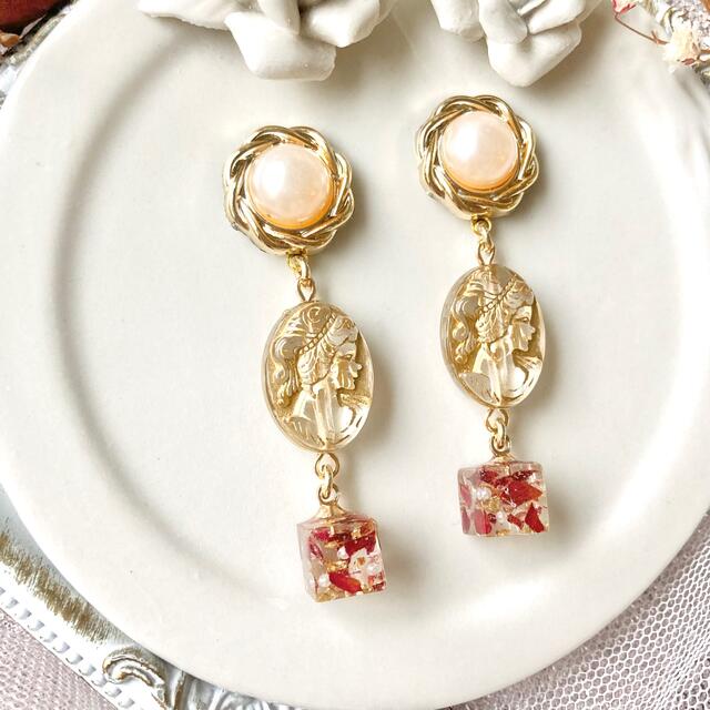 dazzlin(ダズリン)のヴィンテージ風 カメオと薔薇のドライフラワー パールのピアス イヤリング レディースのアクセサリー(ピアス)の商品写真