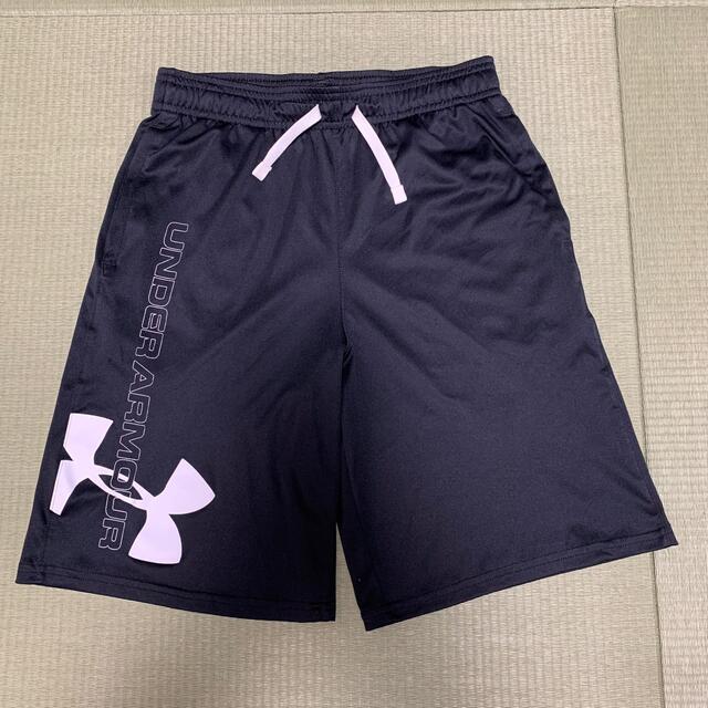 UNDER ARMOUR(アンダーアーマー)のアンダーアーマー　YXL 160cm ショートパンツ ブラック 黒  キッズ/ベビー/マタニティのキッズ服男の子用(90cm~)(パンツ/スパッツ)の商品写真