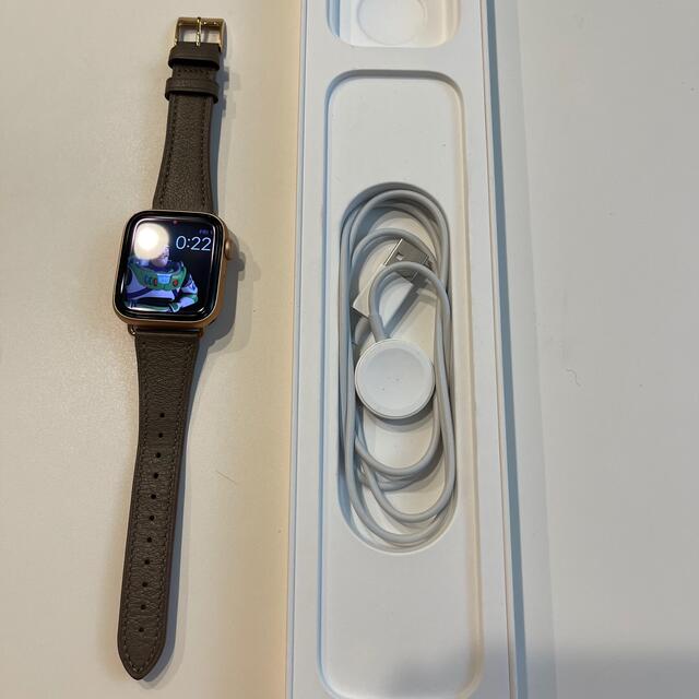 Apple(アップル)のApple Watch SE  44mmピンクゴールドBT100% レザーバンド スマホ/家電/カメラのスマートフォン/携帯電話(その他)の商品写真