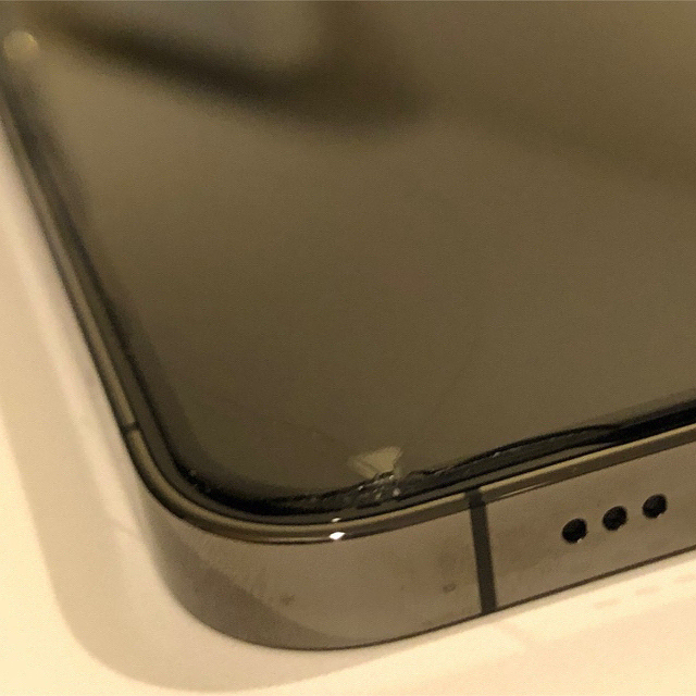 iPhone(アイフォーン)の海外版iPhone12pro 256GBグラファイト落下傷あり スマホ/家電/カメラのスマートフォン/携帯電話(スマートフォン本体)の商品写真