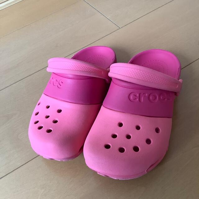 crocs(クロックス)のクロックス　ピンク　C12 18.5cm  crocs キッズ/ベビー/マタニティのキッズ靴/シューズ(15cm~)(サンダル)の商品写真