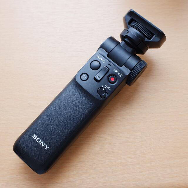 SONY(ソニー)のSONY ZV-E10L白　シューティンググリップ付き スマホ/家電/カメラのカメラ(ミラーレス一眼)の商品写真