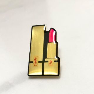 イヴサンローランボーテ(Yves Saint Laurent Beaute)のイブサンローラン　ブローチ　ピンバッジ　リップ　口紅　コスメ　ゴールド　金2　☆(ブローチ/コサージュ)