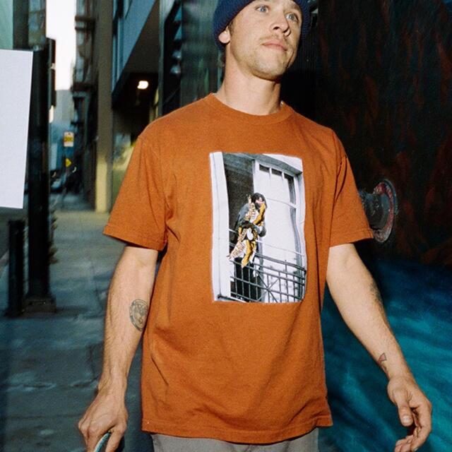 Supreme(シュプリーム)のSupreme /  ANTIHERO Balcony Tee "Orange" メンズのトップス(Tシャツ/カットソー(半袖/袖なし))の商品写真