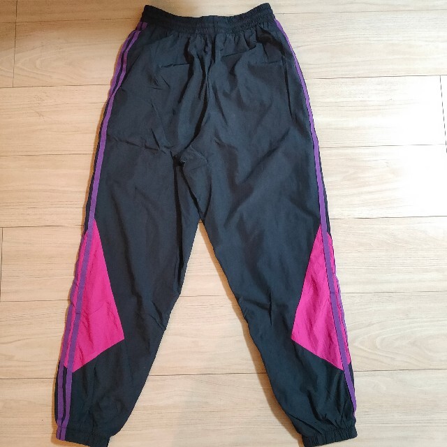 再入荷 adidas トラックパンツ ジャージ シャカパン 女性Mの通販 by ケンケンSALE|アディダスならラクマ - adidas 黒×ピンク ウーブン 超激安特価