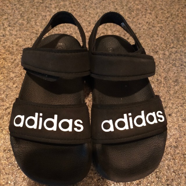 adidas(アディダス)のアディダスサンダル キッズ/ベビー/マタニティのキッズ靴/シューズ(15cm~)(サンダル)の商品写真