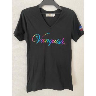 ヴァンキッシュ(VANQUISH)のVANQUISH GOLD レインボー　英字プリント　Vネック　Tシャツ　日本製(Tシャツ/カットソー(半袖/袖なし))