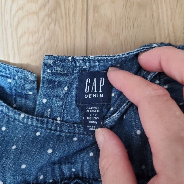 GAP(ギャップ)のGAP　デニムロンパース　サイズ70-80 キッズ/ベビー/マタニティのベビー服(~85cm)(ロンパース)の商品写真