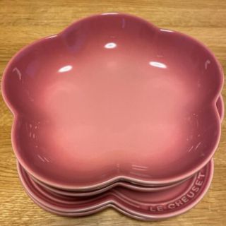 ルクルーゼ(LE CREUSET)の未使用 ルクルーゼ フラワープレート ディッシュピンク  2種4点セット(食器)