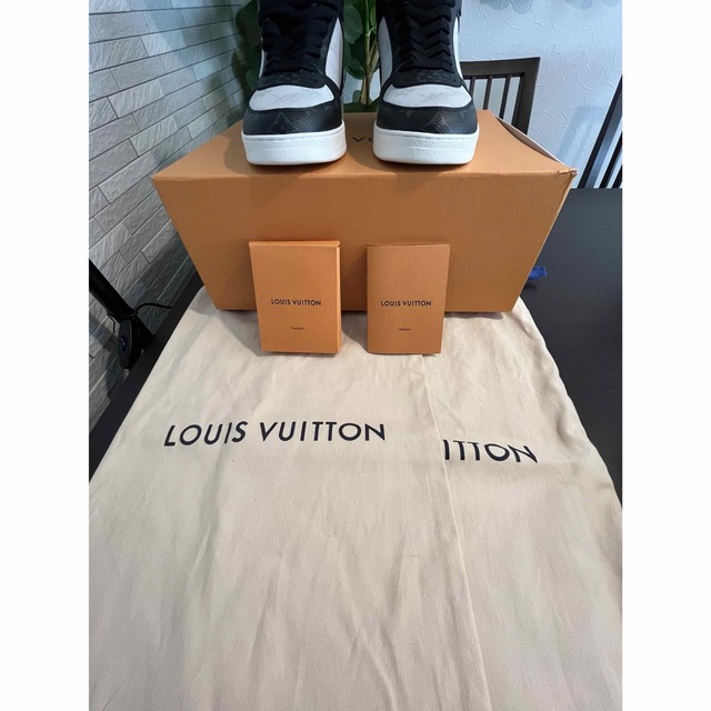 LOUIS VUITTON(ルイヴィトン)の最終値下げ❗️【新品未使用】ルイヴィトン  リヴォリライン ハイカットスニーカー メンズの靴/シューズ(スニーカー)の商品写真