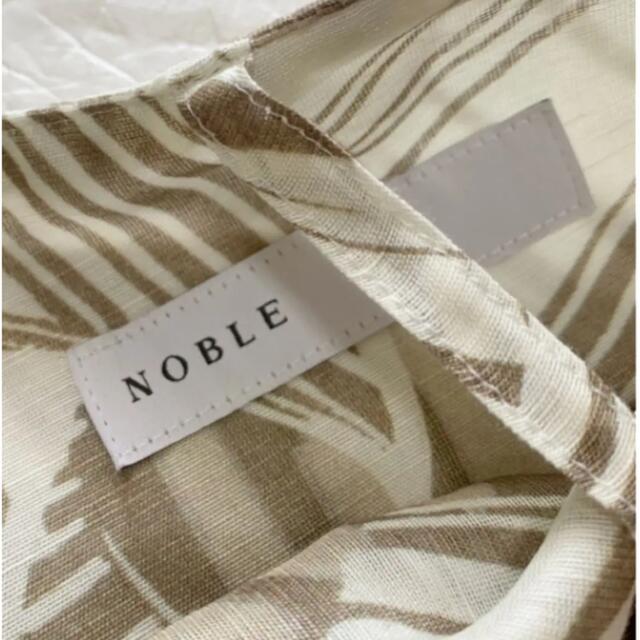 Noble(ノーブル)の美品✨ NOBLE  ノーブル  リーフプリントラップスカート レディースのスカート(ひざ丈スカート)の商品写真