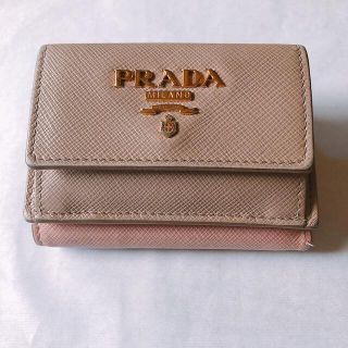 プラダ(PRADA)のPRADA 三つ折り財布 サフィアーノ ミニ財布 ベージュ×ピンク(財布)