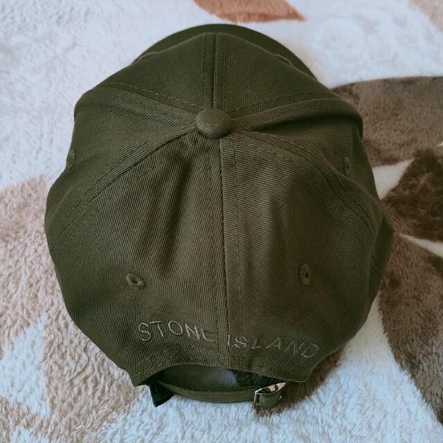 STONE ISLAND(ストーンアイランド)のSTONE ISLANDベースボールキャップ カーキ サークルロゴ メンズの帽子(キャップ)の商品写真