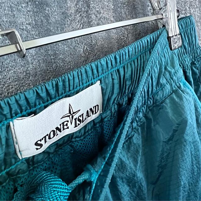 STONE ISLAND(ストーンアイランド)のSTONE ISLAND ナイロンメタルパンツMsize ワンポイントロゴ メンズのパンツ(ワークパンツ/カーゴパンツ)の商品写真